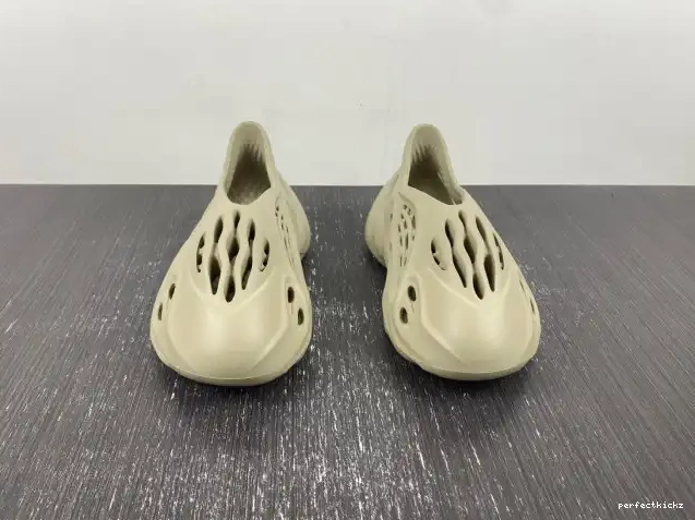 GV6840 RNR Salt Stone Yeezy Foam Adidas 0619